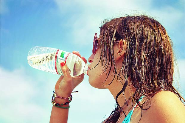 Woman drinkig water to prevent dehydration