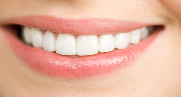 Image describing importance of preventing yellowing of teeth to have beautiful smile