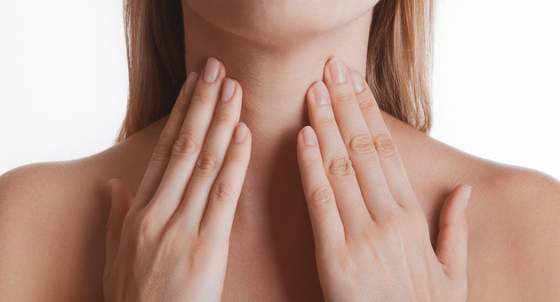 Donna con mani al collo