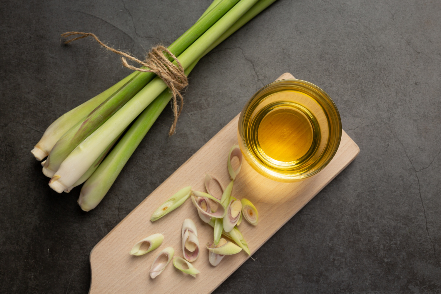 Doesn't Only Smell Great: 5 Amazing Health Benefits Of Lemongrass