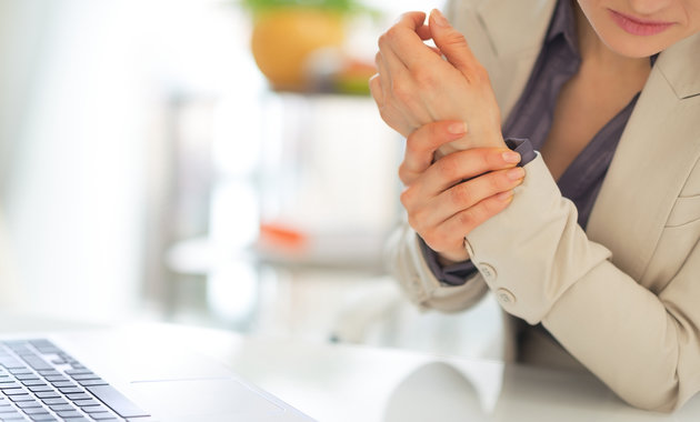 Image of a lady suffering from a joint pain in her wrist.