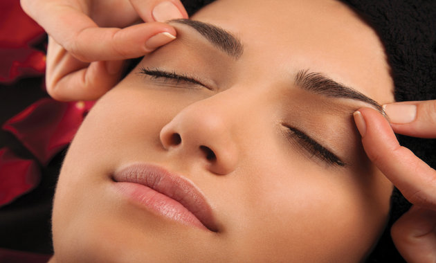 6 Nourishing Oils To Thicken Your Eyebrows Naturally