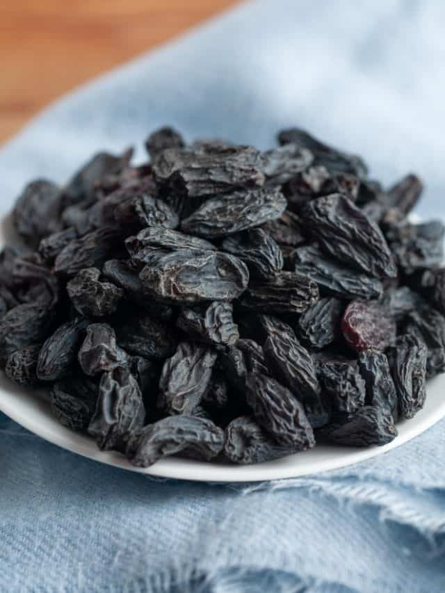 6 Amazing Health Benefits Of Black Raisins