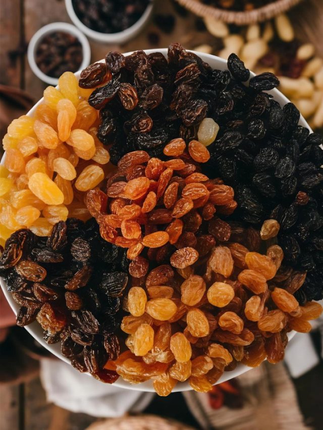 Black or Yellow Raisins: Which One Is Good For You? Black or Yellow Raisins: Which One Is Good For You?