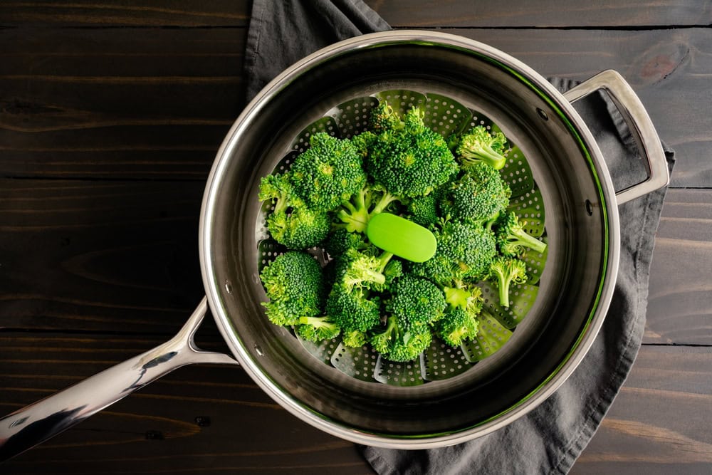Broccoli,Florets,On,A,Steamer,Basket,Placed,In,A,Saute