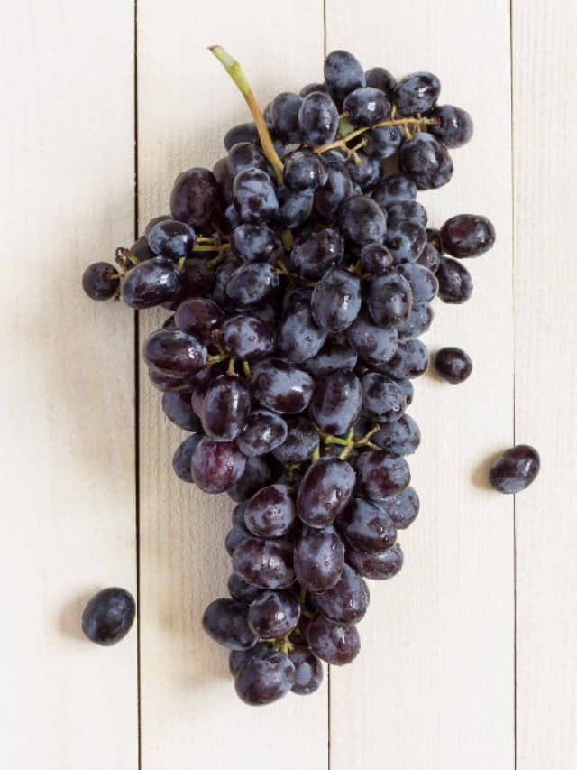 6 reasons to eat antioxidant-rich black grapes daily,