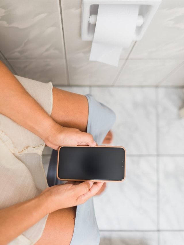 5 surprising reasons you shouldn’t take your phone to the bathroom
