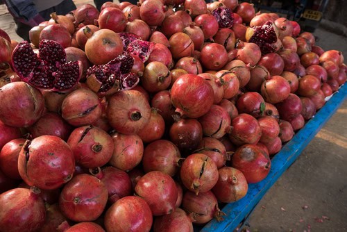 Red,Ripe,Pomegranates,On,Cart,In,Bangalore,India