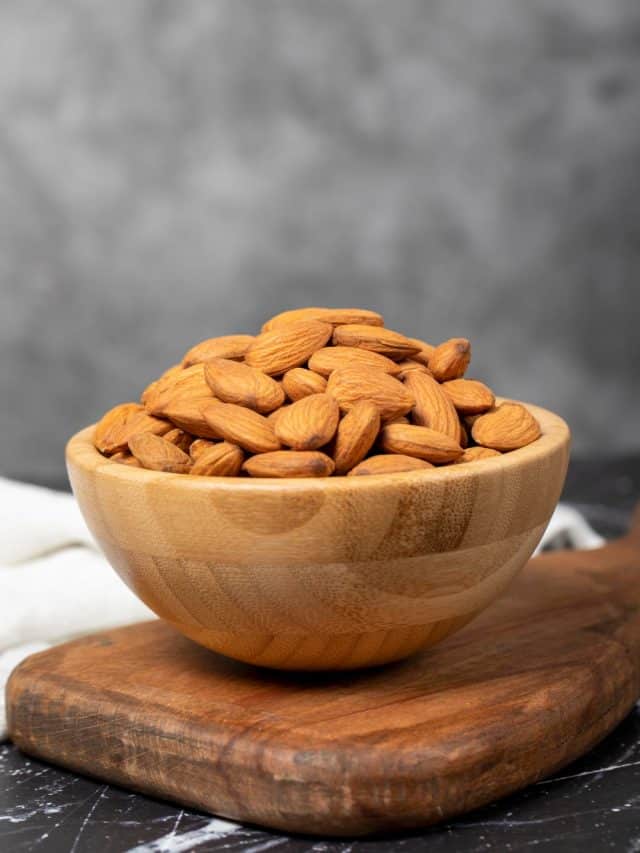 रोज सुबह खली पेट खाएं भीगे हुए बादाम, मिलेंगे ये जबरदस्त फायदे रोज सुबह खली पेट खाएं भीगे हुए बादाम, मिलेंगे ये जबरदस्त फायदे