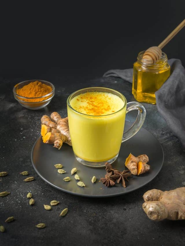 इन बेहतरीन फायदों के लिए सर्दियों में रोजाना पिएं हल्दी वाला दूध इन बेहतरीन फायदों के लिए सर्दियों में रोजाना पिएं हल्दी वाला दूध