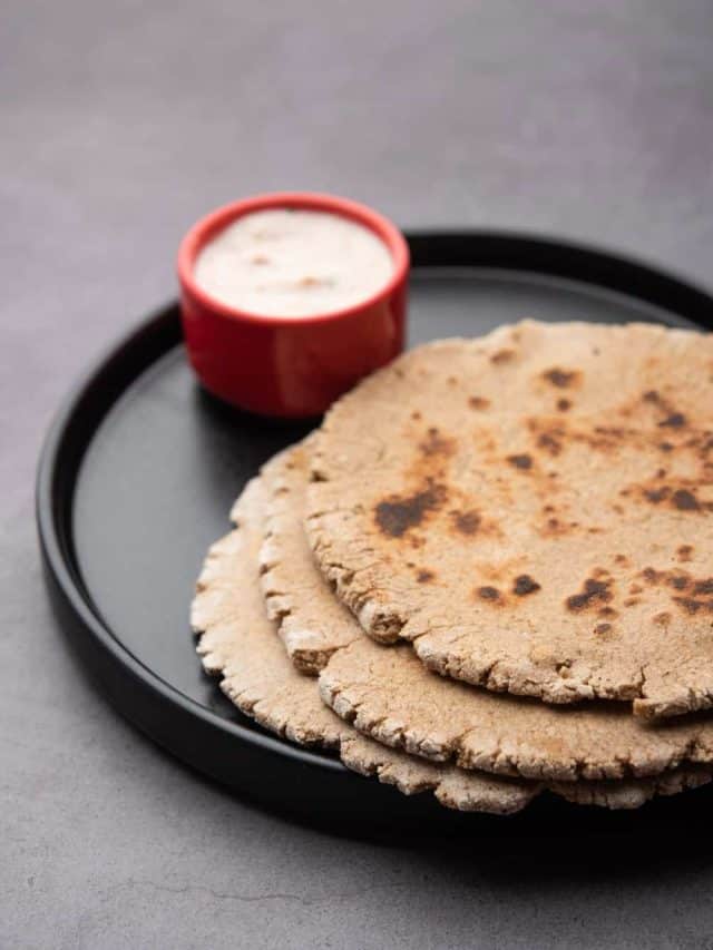 सर्दियों का सुपरफूड है बाजरे की रोटी: जानिए फायदे और खाने का तरीका सर्दियों का सुपरफूड है बाजरे की रोटी: जानिए फायदे और खाने का तरीका