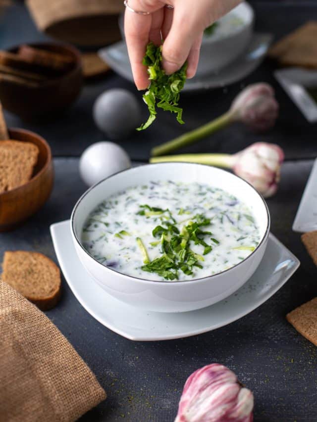 सर्दियों में सुपरफूड से कम नहीं है बथुए का रायता